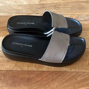 DONALD J PLINER FIFI PLATFORM TOE THONG SLIDES SANDALS SILVER SZ 6